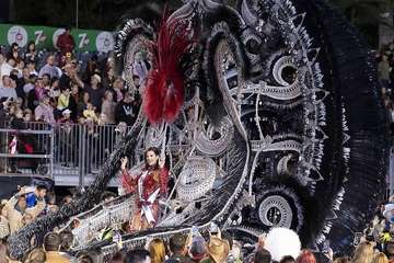  Telde disfruta con el pasacalle de los protagonistas del Carnaval de 'Studio 54'/Lpacarnaval.